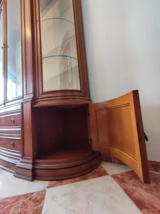 Mesa, sillas, vitrina y aparador.