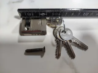 Bombín ISEO 10x30mm (recortado) + 4 llaves