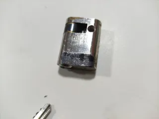 Bombín ISEO 10x30mm (recortado) + 4 llaves