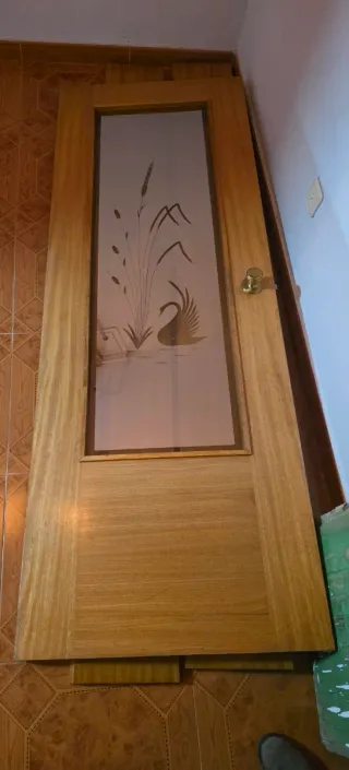 Puerta de madera con cristalera decorada