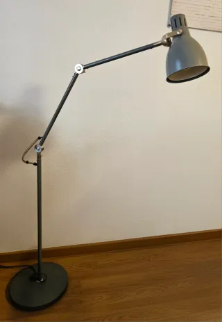 Lámpara de pie moderna gris y negra