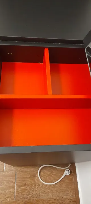 Tocador IKEA Negro con Compartimento Rojo