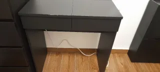 Tocador IKEA Negro con Compartimento Rojo