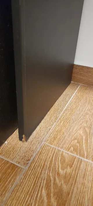 Tocador IKEA Negro con Compartimento Rojo