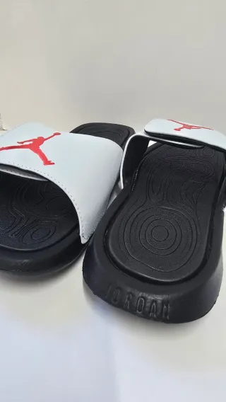 Chanclas Jordan Blancas y Rojas