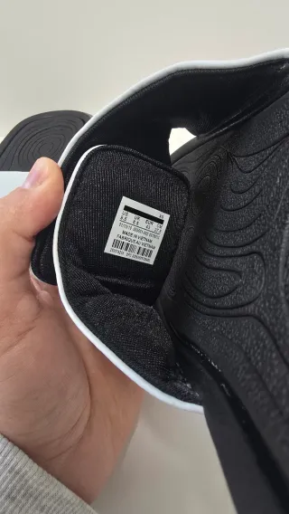 Chanclas Jordan Blancas y Rojas