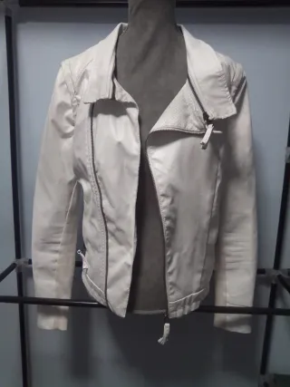 Cazadora cuero blanca bordada en la espalda