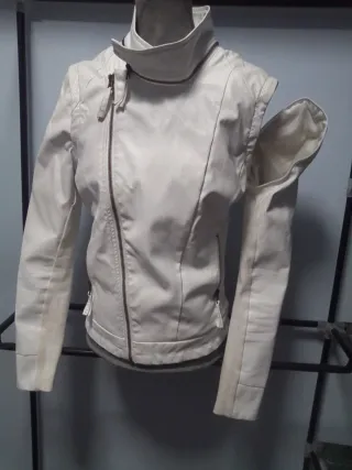 Cazadora cuero blanca bordada en la espalda
