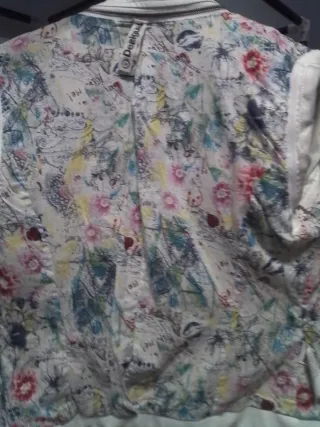 Cazadora cuero blanca bordada en la espalda