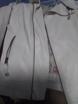 Cazadora cuero blanca bordada en la espalda