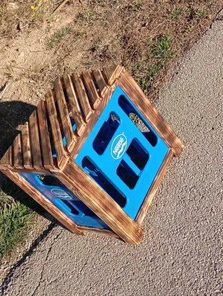 Taburetes artesanales de madera y plástico