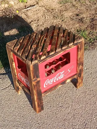 Taburetes artesanales de madera y plástico