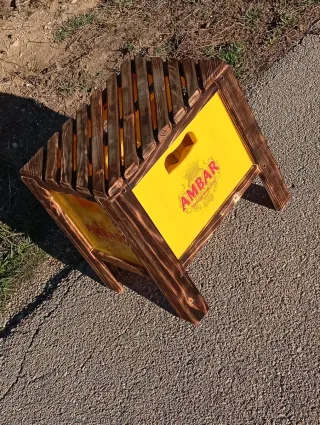 Taburetes artesanales de madera y plástico