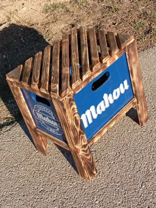 Taburetes artesanales de madera y plástico