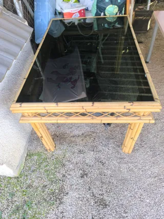 Mesa de bambú con tapa de cristal