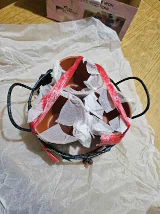 Fioriere in ferro battuto e terracotta dipinte a m