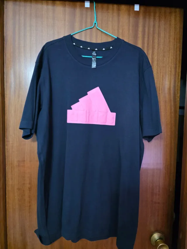Camiseta Adidas Hombre Negra Logo Rosa