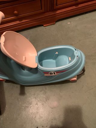 Moto de juguete azul y beige