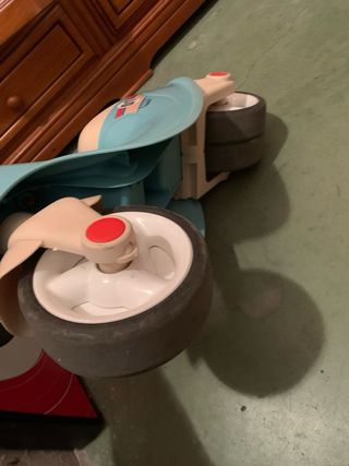 Moto de juguete azul y beige