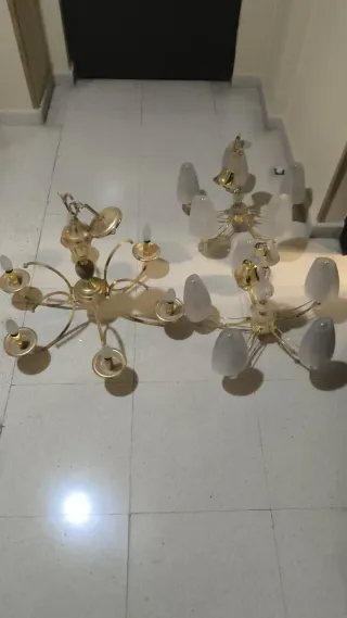 Lámparas de metal y cristal doradas