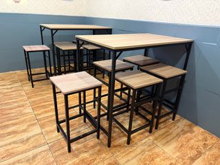Mesa alta y 5 taburetes madera y metal