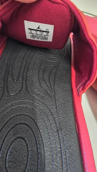 Chanclas Jordan Rojas y Negras