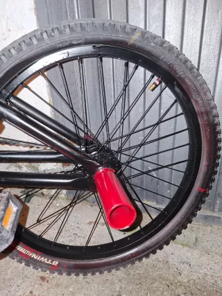 Bicicleta BMX Roja y Negra