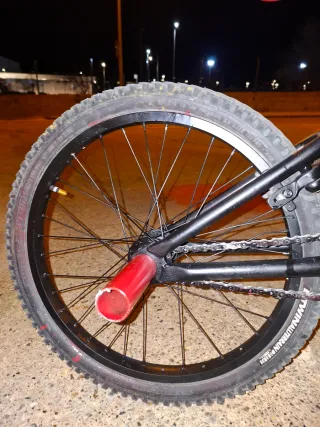 Bicicleta BMX Roja y Negra