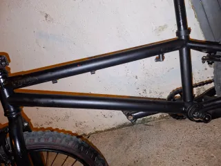 Bicicleta BMX Roja y Negra