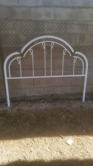 Cabecero de metal blanco