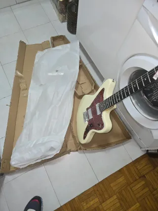 Guitarra Eléctrica VINTAGE V50 Blancas. NO NEGOCIA