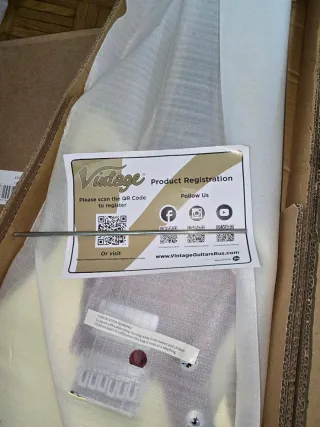 Guitarra Eléctrica VINTAGE V50 Blancas. NO NEGOCIA