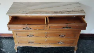 Exquisita cómoda francesa con tapa de mármol