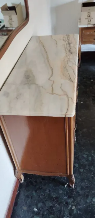 Exquisita cómoda francesa con tapa de mármol