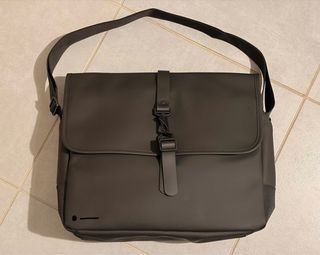 Borsa tracolla Rains antipioggia porta PC nera
