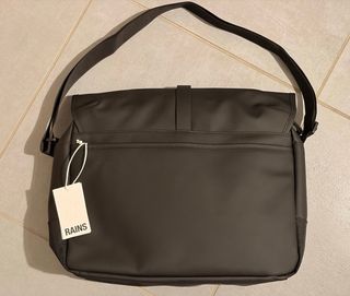 Borsa tracolla Rains antipioggia porta PC nera