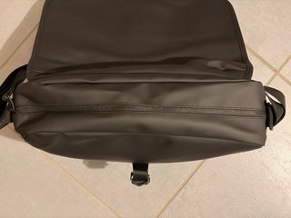 Borsa tracolla Rains antipioggia porta PC nera