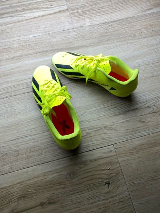 Zapatos de fútbol Adidas amarillos y negros