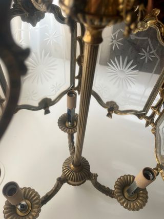 Lámpara de techo dorada con cristal tallado