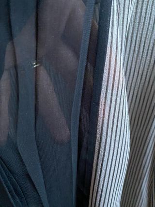 Blusa Rachel Roy Rayas Finas Negra Beige