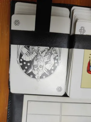 Estuche con 2 barajas de cartas poker y española