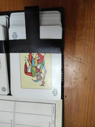 Estuche con 2 barajas de cartas poker y española