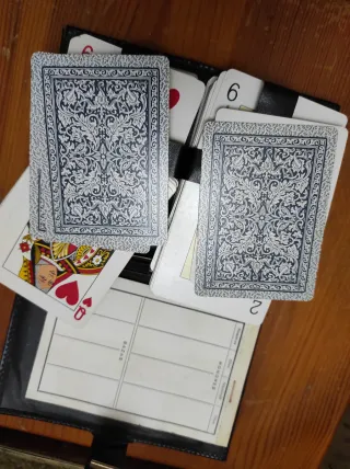 Estuche con 2 barajas de cartas poker y española