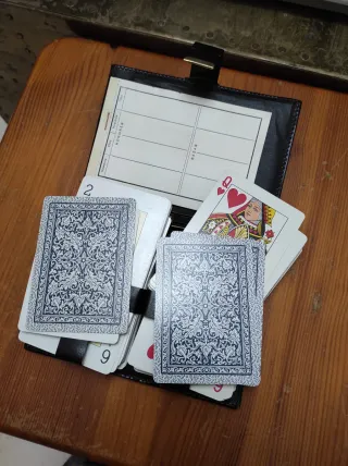Estuche con 2 barajas de cartas poker y española
