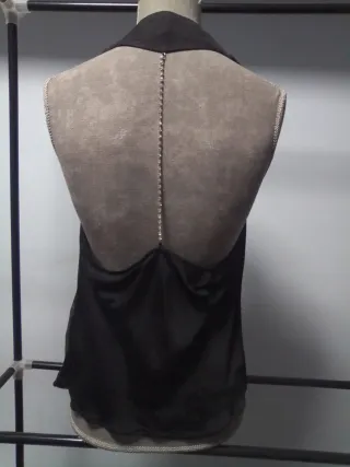 Blusa negra sin mangas con escote drapeado