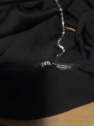 Blusa negra sin mangas con escote drapeado