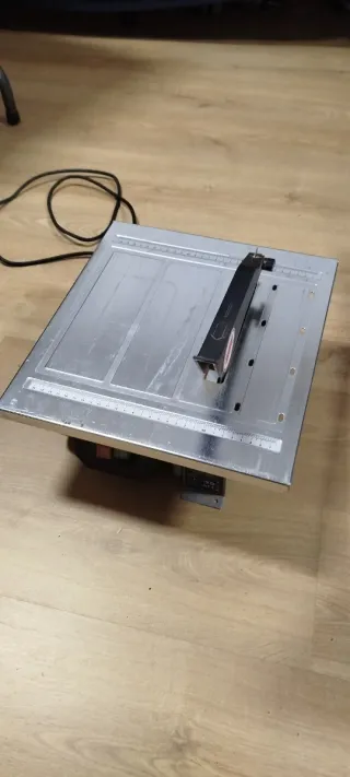 Sierra de mesa corta azulejos