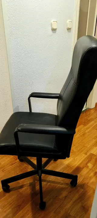 Silla de oficina polipiel negra