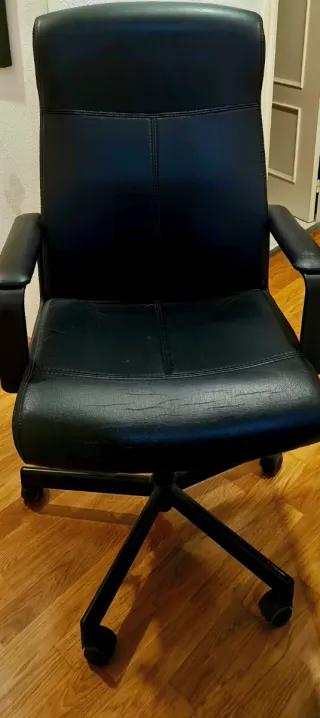 Silla de oficina polipiel negra