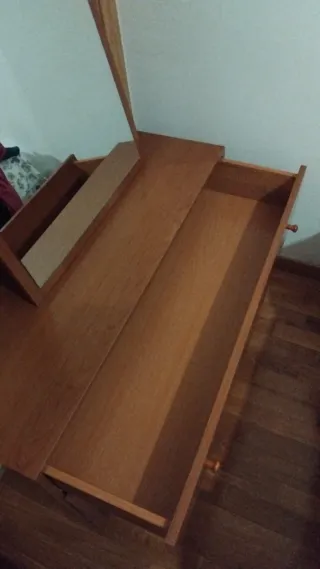 Juego de Cómoda con espejo+mesita de noche